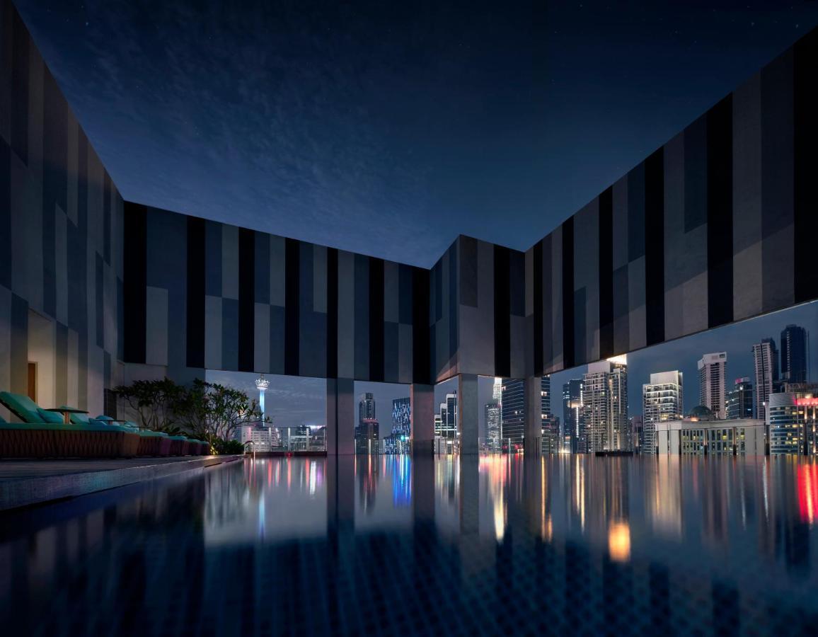 Pan Pacific Serviced Suites Κουάλα Λουμπούρ Εξωτερικό φωτογραφία The pool at the hotel